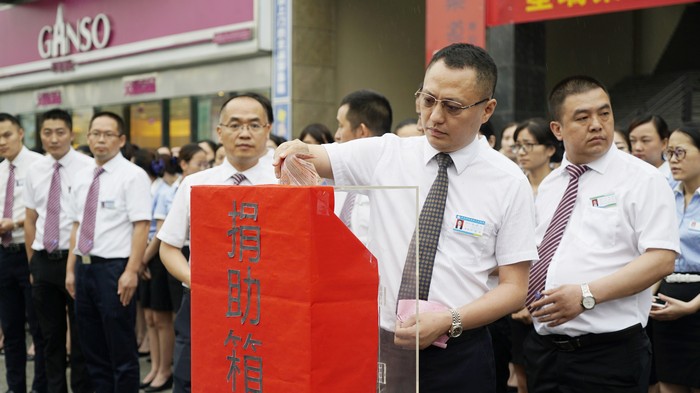 吕状文董事长代表betway必威员工向红十字会捐款(图9)