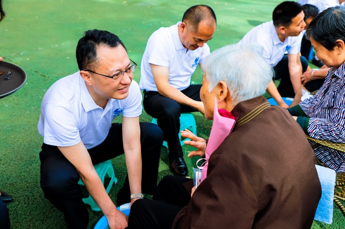 胜似亲人作儿呼 ——必威Betway中文版举行母亲节慰问活动(图10)