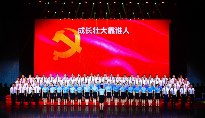 致敬人民军队 共筑健康中国——必威Betway中文版举行庆祝建军92周年文艺汇演活动(图6)